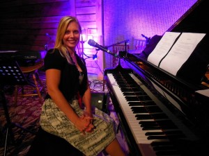 CD Party-Angie at Piano3